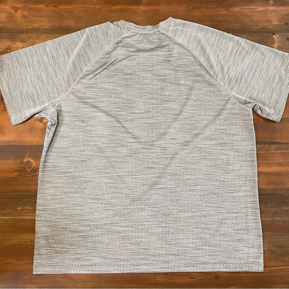๐ป5/$15๐ป Reebok | Gray Lightweight Athletic Top - Picture 4 of 7